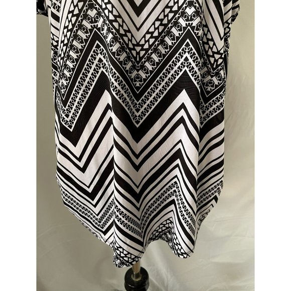 Tutta Bella Maternity Black/White Chevron Print Lace Keyhole Back Blouse - 1X - Picture 3 of 12